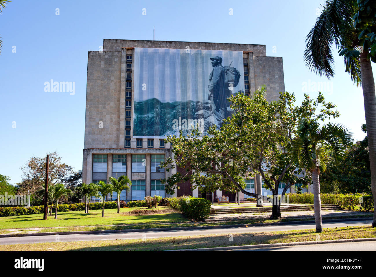 L'Avana, Cuba - Dicembre 11, 2016: Plaza de la Revolucion, Biblioteca Nacional de Cuba Jose Marti. Una foto del presidente cubano Fidel Castro si blocca in f Foto Stock