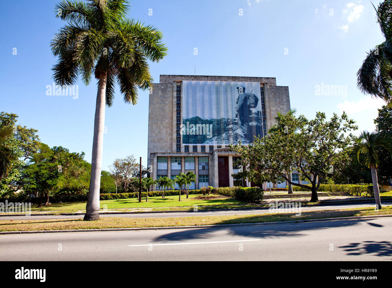 L'Avana, Cuba - Dicembre 11, 2016: Plaza de la Revolucion, Biblioteca Nacional de Cuba Jose Marti. Una foto del presidente cubano Fidel Castro si blocca in f Foto Stock