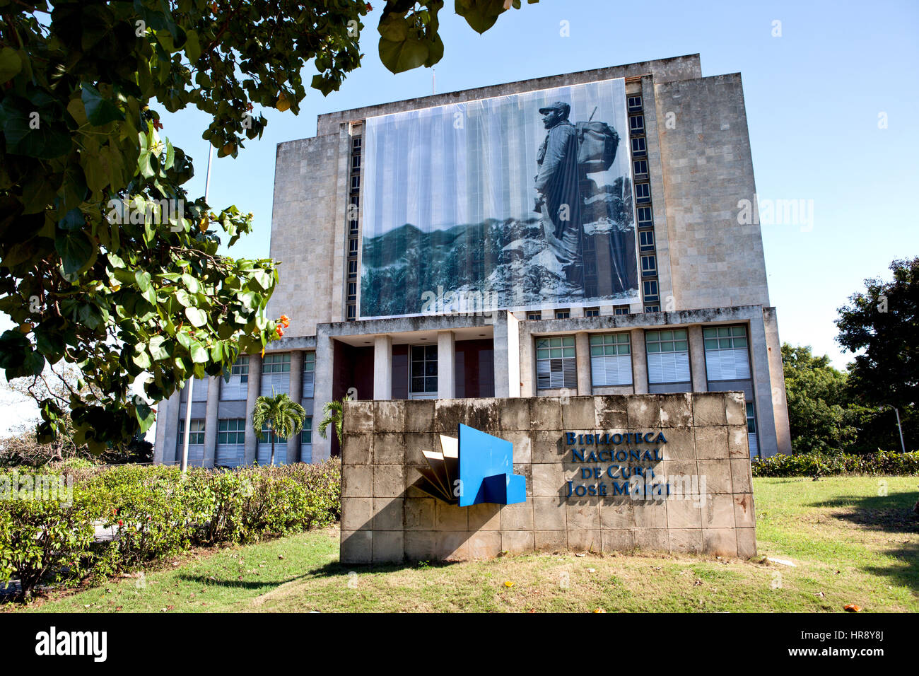 L'Avana, Cuba - Dicembre 11, 2016: Plaza de la Revolucion, Biblioteca Nacional de Cuba Jose Marti. Una foto del presidente cubano Fidel Castro si blocca in f Foto Stock