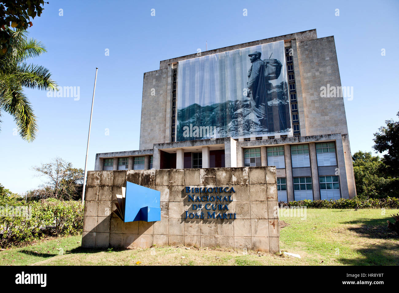 L'Avana, Cuba - Dicembre 11, 2016: Plaza de la Revolucion, Biblioteca Nacional de Cuba Jose Marti. Una foto del presidente cubano Fidel Castro si blocca in f Foto Stock