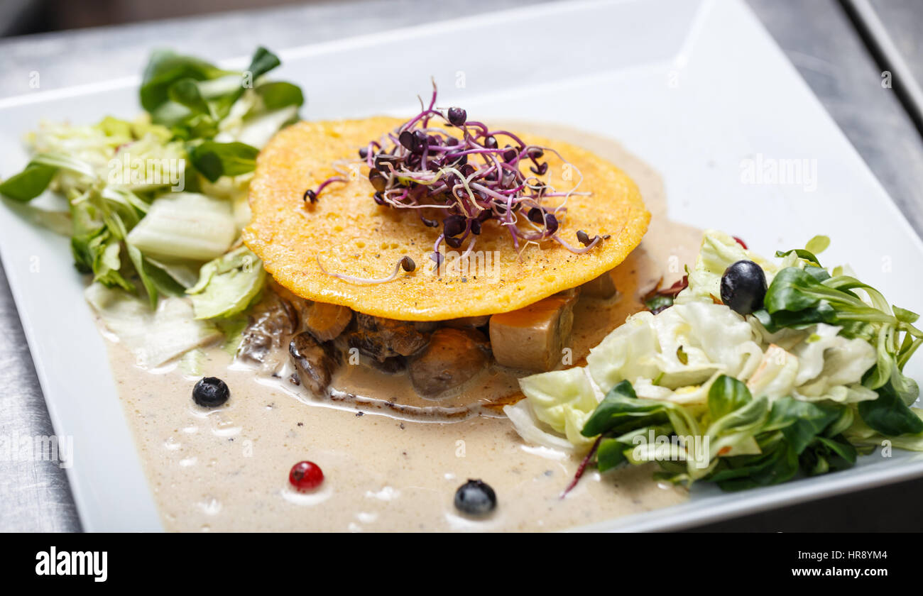 Delizioso Cibo vegetariano con salsa di funghi, Lattuga e Uovo pancake Foto Stock