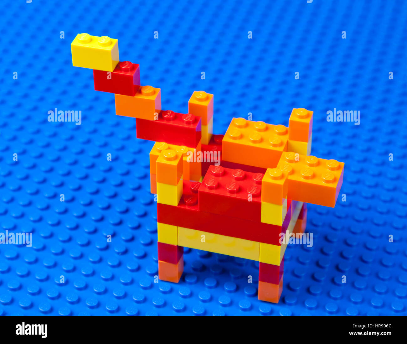 Colorate di mattoni Lego modello di un offshore oil platform su un blu Lego piastra di base Foto Stock