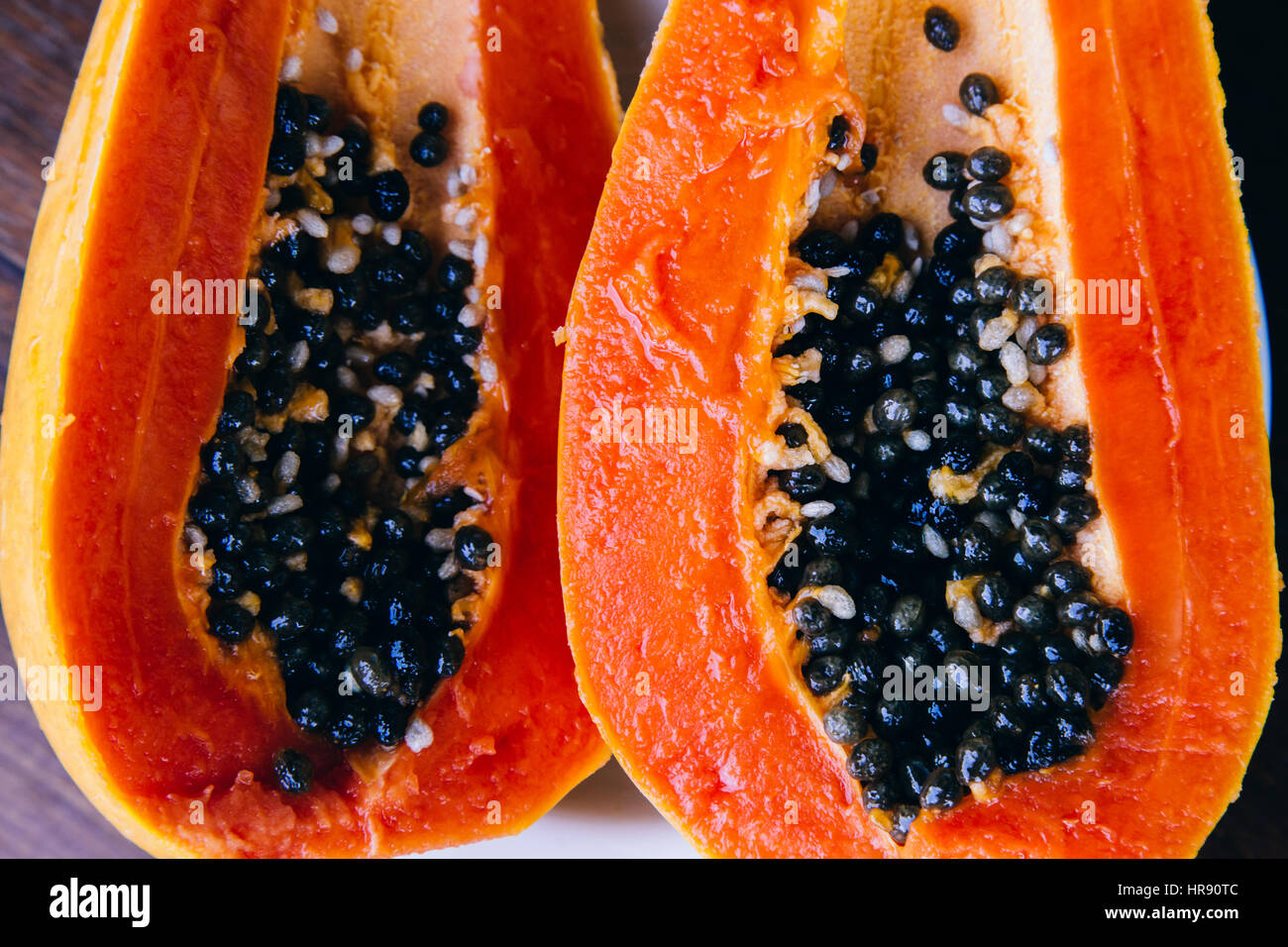 Papaya frutto su sfondo di legno. Foto Stock