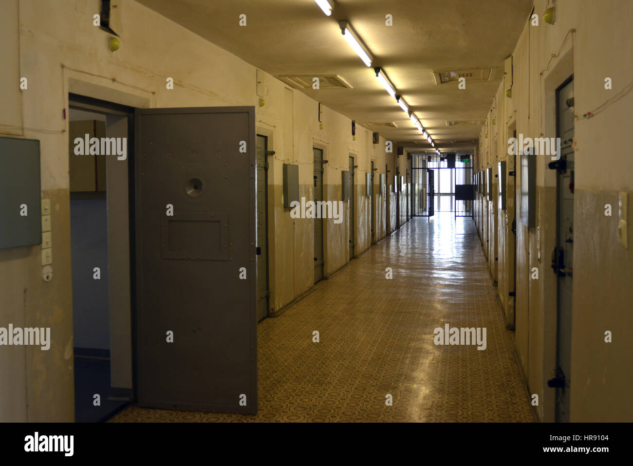 Gedenkstätte Berlin-Hohenschönhausen, Germania, 23 aprile 2016. Porte di cella in un corridoio, oltre 20.000 persone sono state arrestate dal 1945 al 1990 in pri Foto Stock