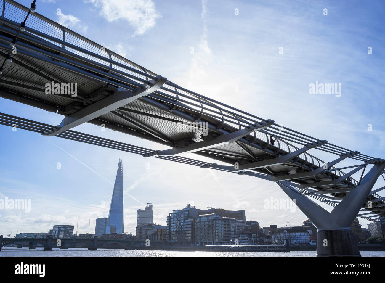 Il Millennium bridge e il Coccio cityscape, UK, Londra Foto Stock