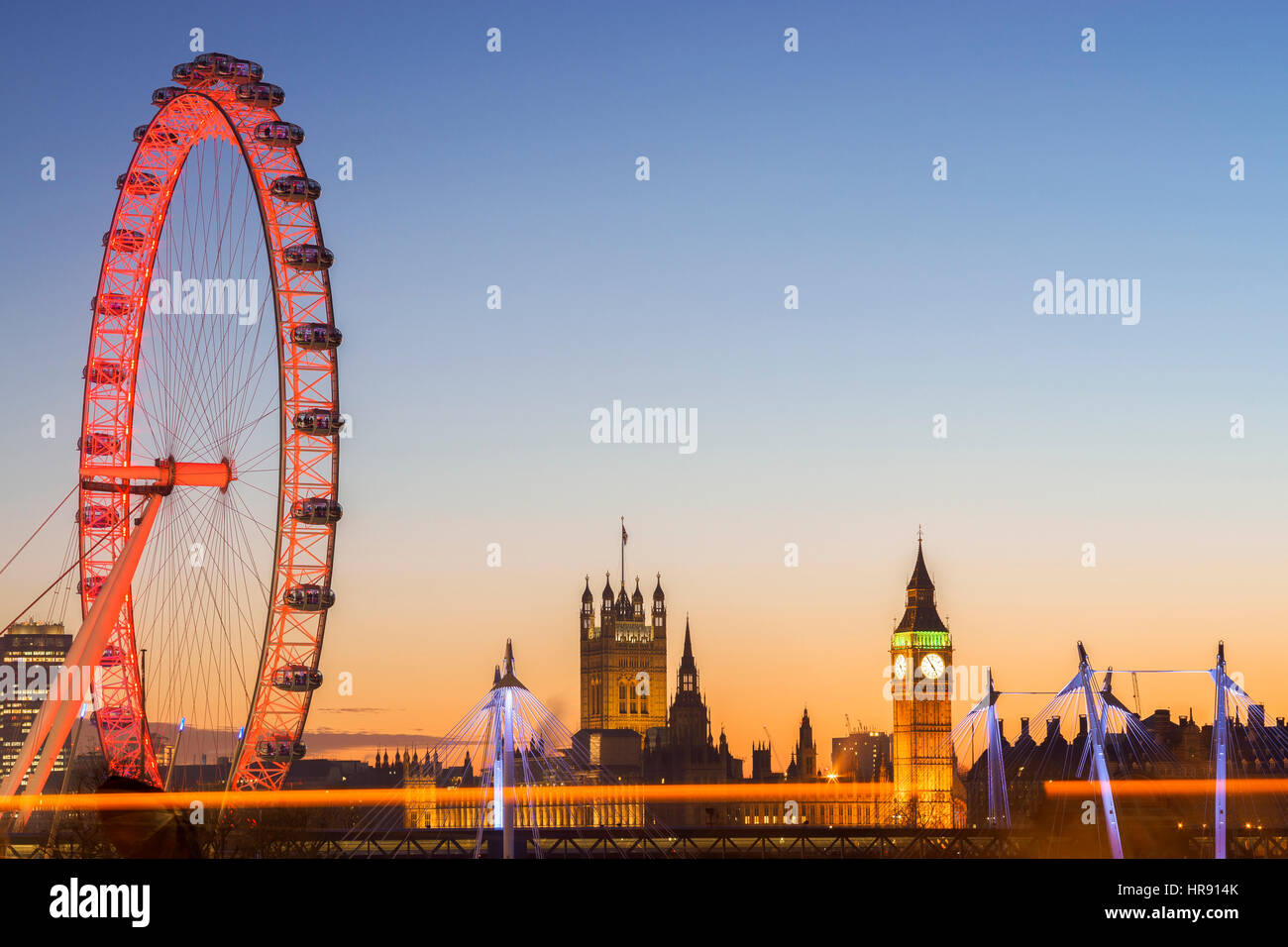 Londra Millennium Wheel e le case del Parlamento illuminato al crepuscolo con luce sentiero, Westminster, London, Regno Unito Foto Stock
