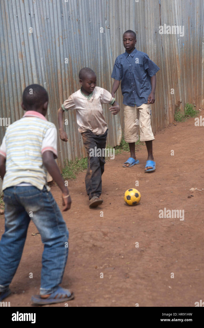 Bambini che giocano in strada, kibera baraccopoli, Nairobi, Kenya, Africa orientale Foto Stock