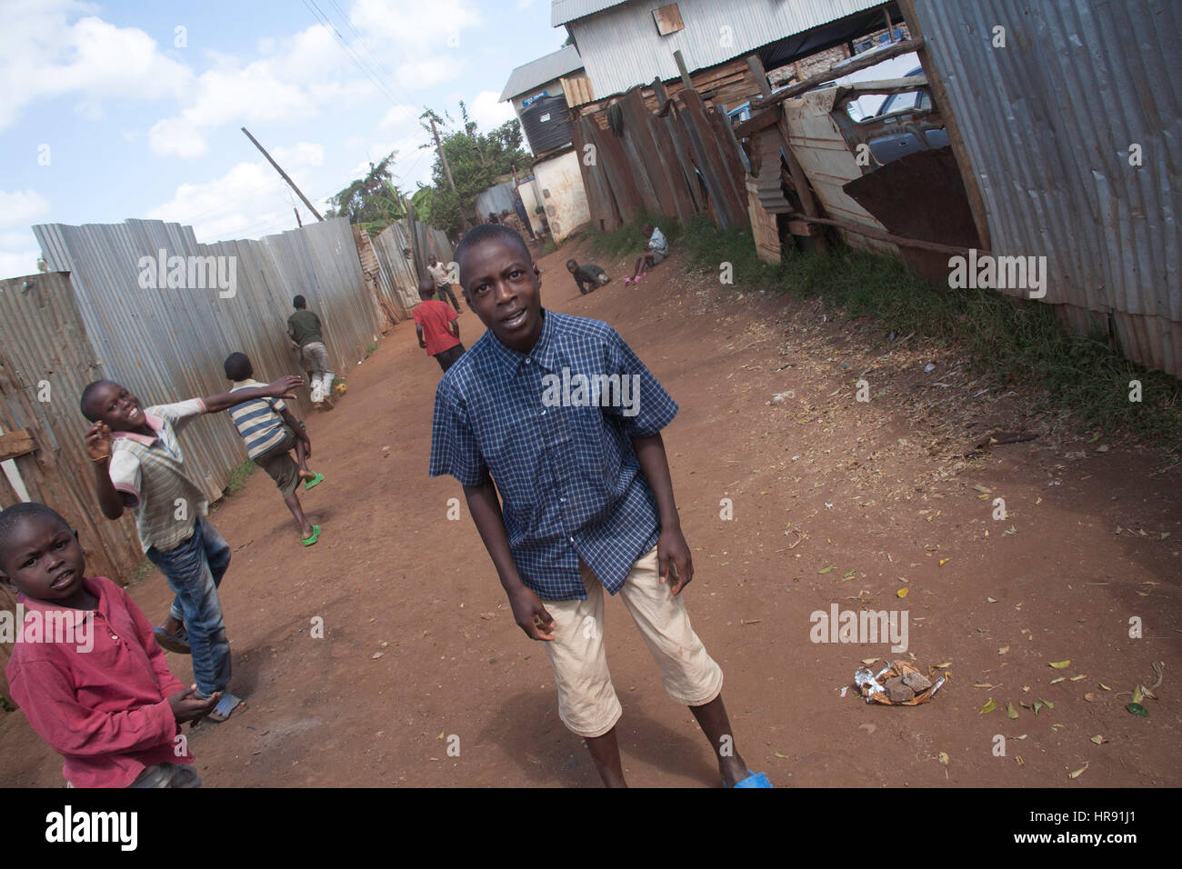 Bambini che giocano in strada, kibera baraccopoli, Nairobi, Kenya, Africa orientale Foto Stock