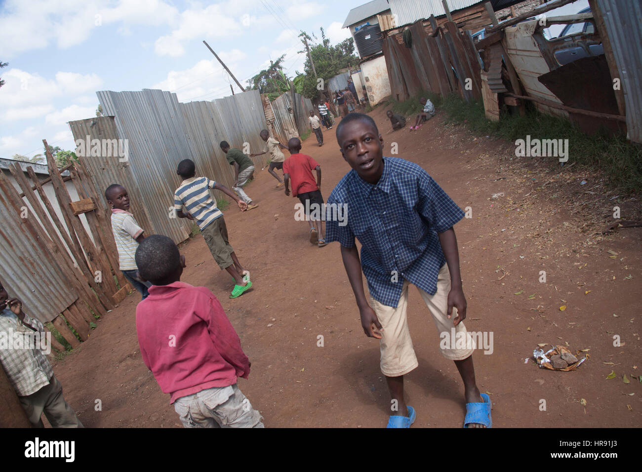 Bambini che giocano in strada, kibera baraccopoli, Nairobi, Kenya, Africa orientale Foto Stock