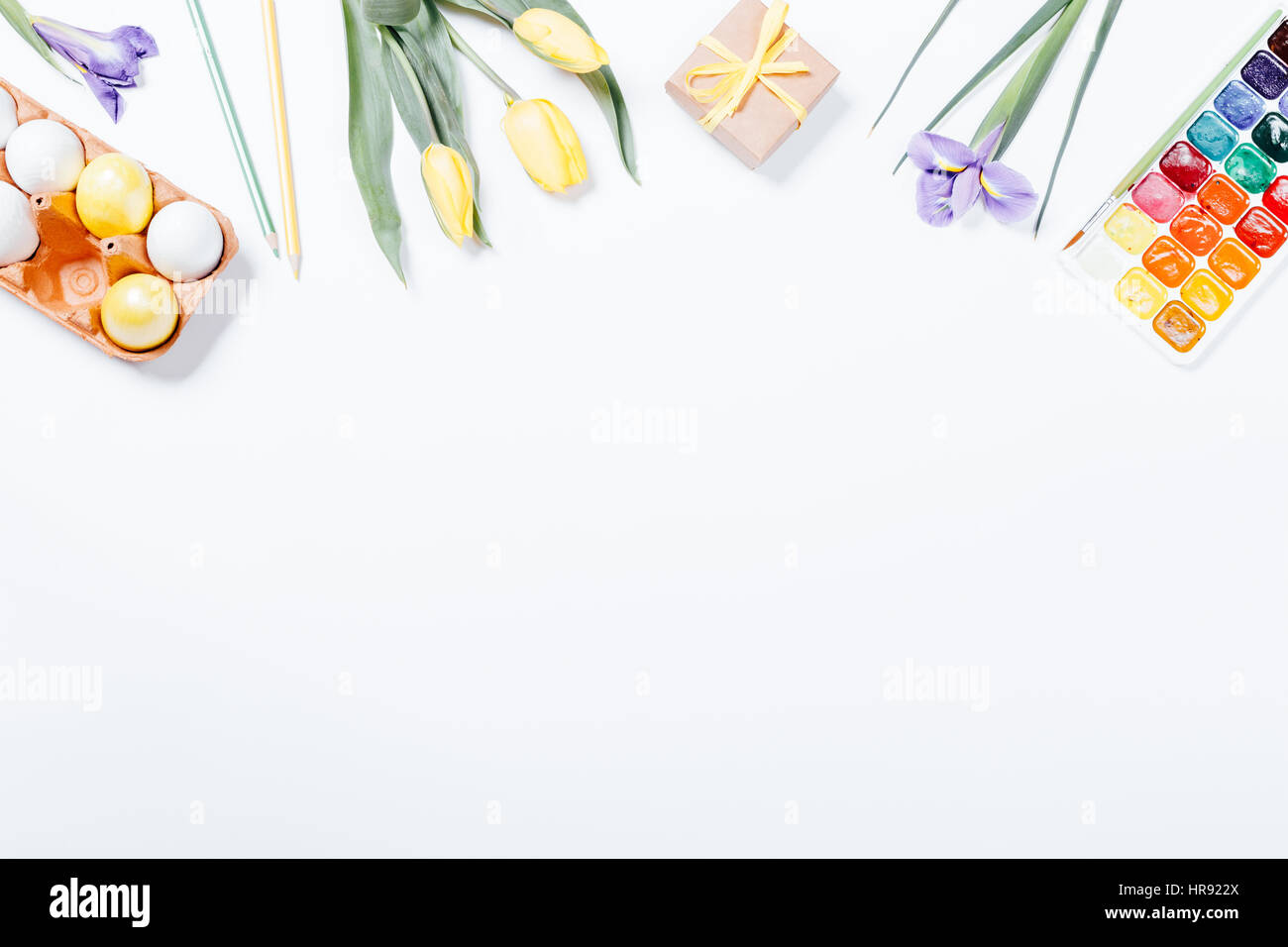 Vista dall'alto di una composizione di Pasqua: fiori, uova colorate e acquerello vernici, spazio per il testo Foto Stock