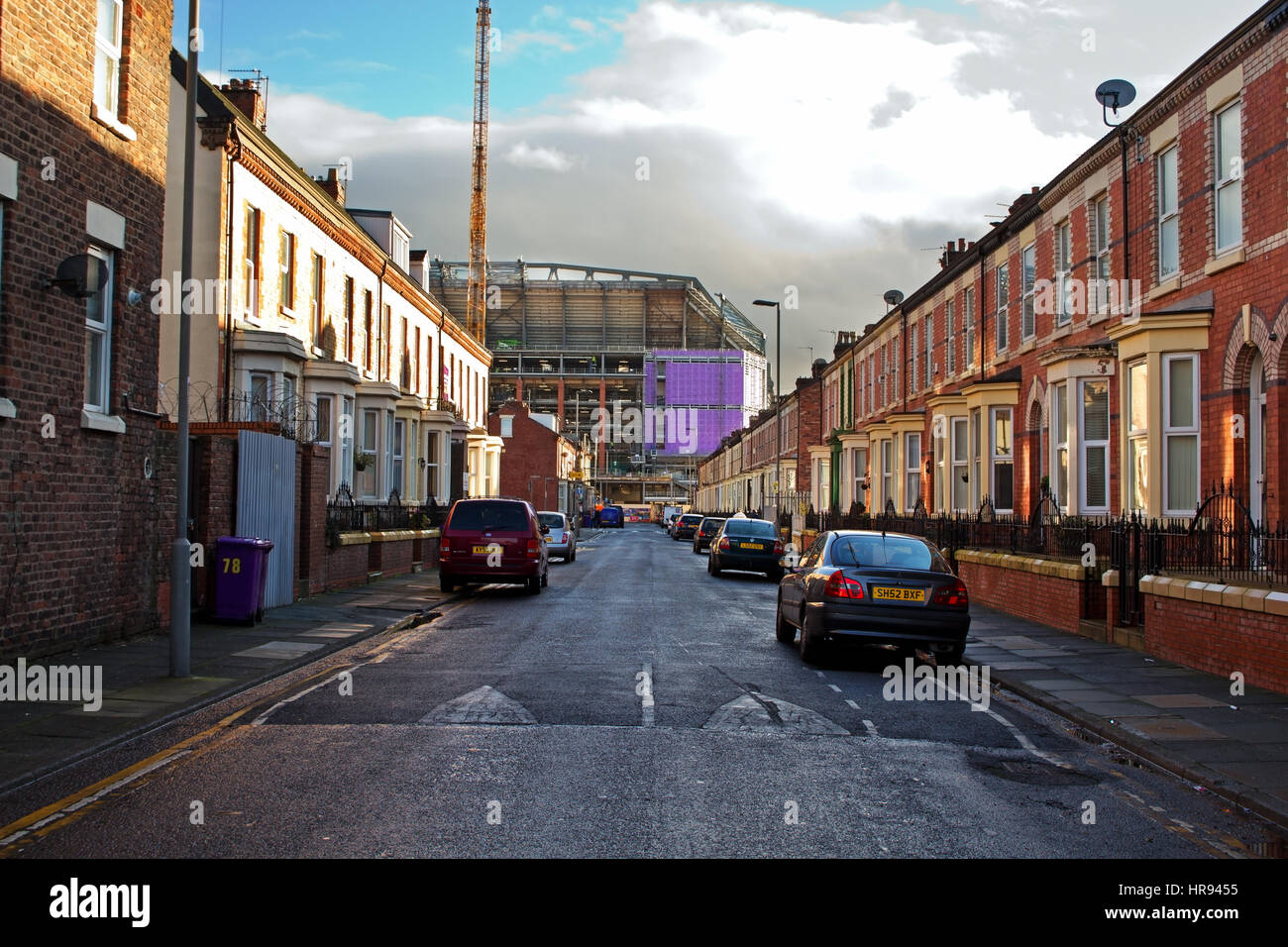 Alloggiamento a terrazze che circondano la riqualificazione del Liverpool Football Club nuovo stand Foto Stock