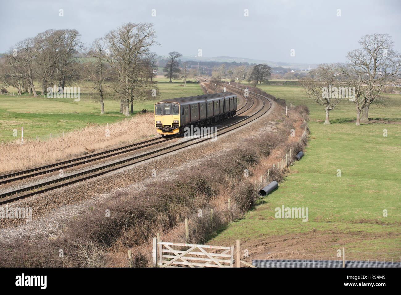 Un primo grande società occidentale treni passeggeri passando attraverso la campagna inglese a sud di Exeter in South Devon Regno Unito Foto Stock