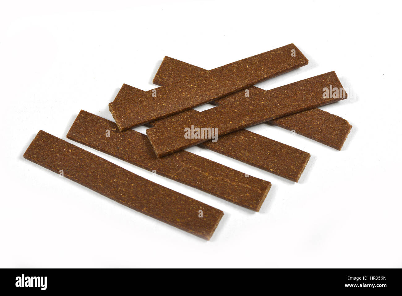 Animale domestico animale e alimenti per cani e gatti: kibble, cibo secco, ossa, osso, bastoncini, pelle, cookie penises, orecchie, tendini Foto Stock