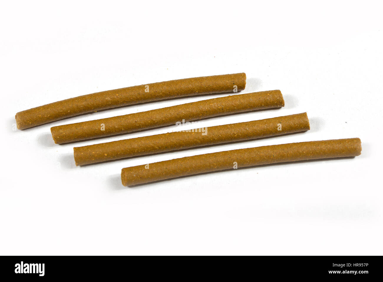 Animale domestico animale e alimenti per cani e gatti: kibble, cibo secco, ossa, osso, bastoncini, pelle, cookie penises, orecchie, tendini Foto Stock