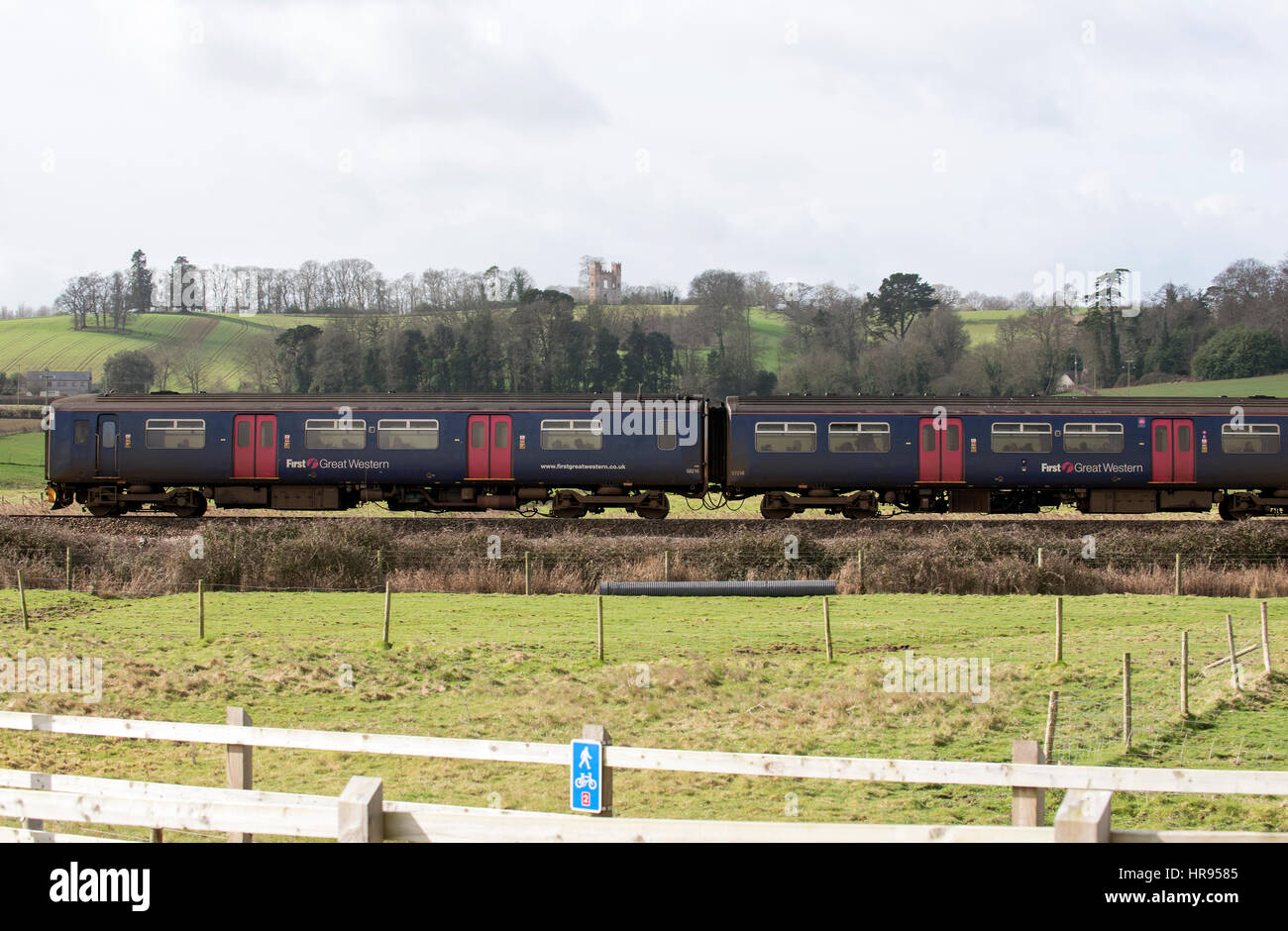 Un primo grande società occidentale treni passeggeri passando attraverso la campagna inglese a sud di Exeter in South Devon Regno Unito Foto Stock