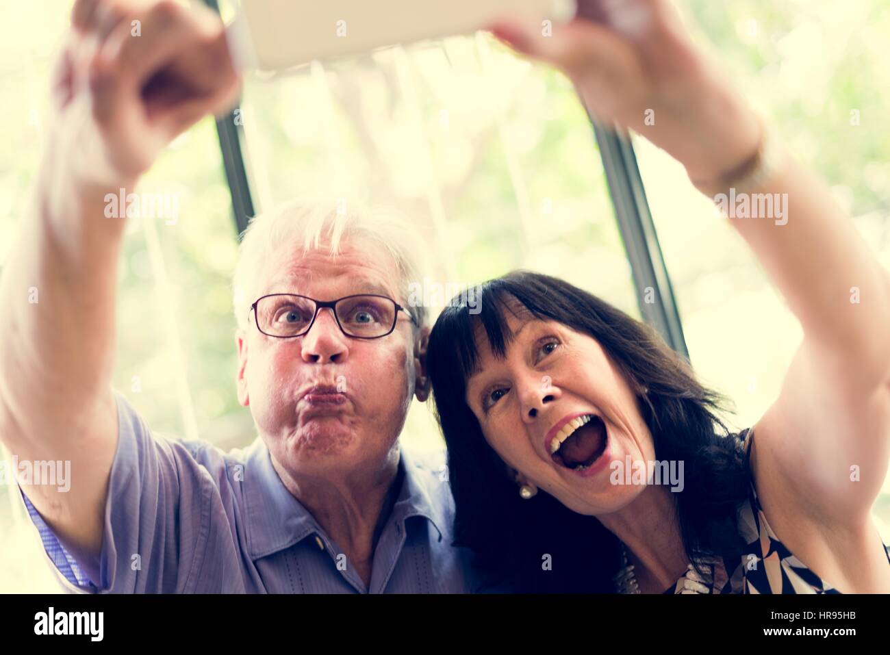 Coppia matura tenendo selfie insieme Foto Stock