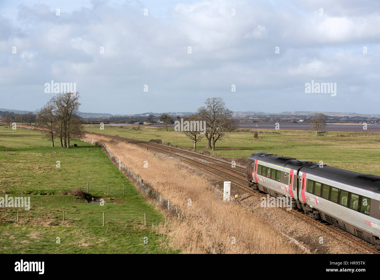 Un Virgin Trains società treno passeggeri passando attraverso la campagna inglese a sud di Exeter Devon nel Regno Unito Foto Stock