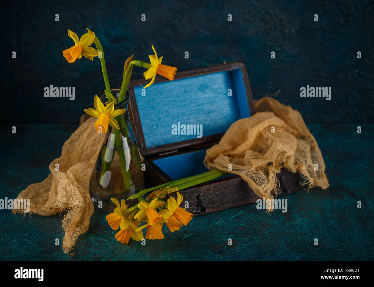 Molla luminoso giallo daffodils in miniatura in vasi di vetro Foto Stock