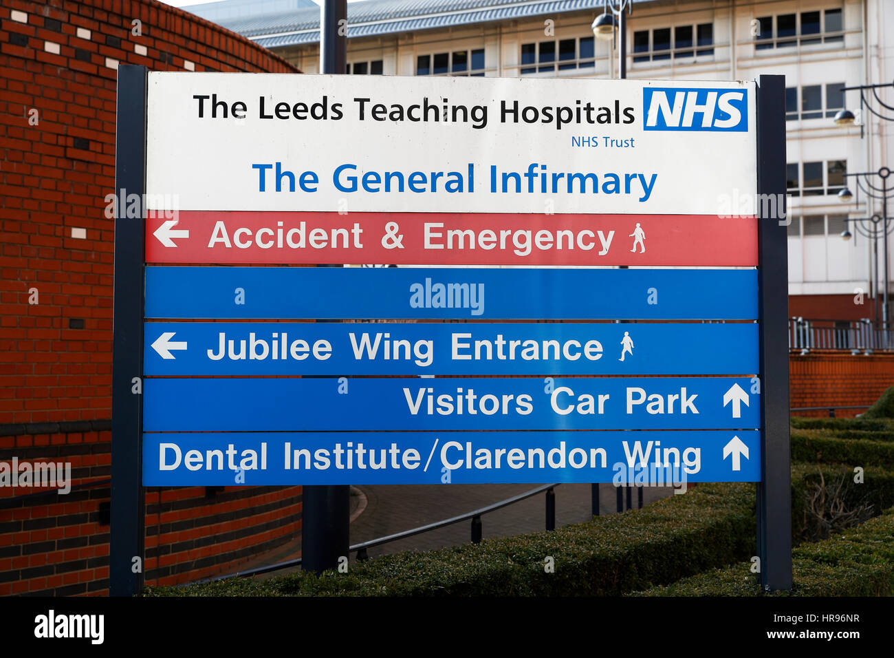 Leeds insegnamento Hospitals NHS informazioni di direzione segno esterno incidente & dipartimento di emergenza Foto Stock