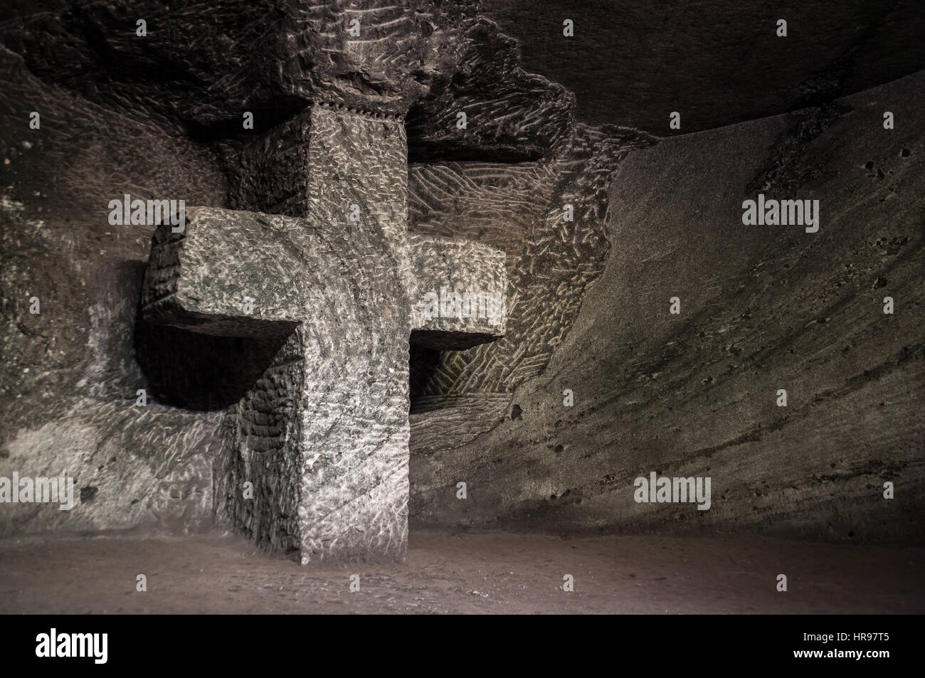 Una croce cristiana scultura scavata nella roccia nella cattedrale di sale di Zipaquira, Colombia Foto Stock