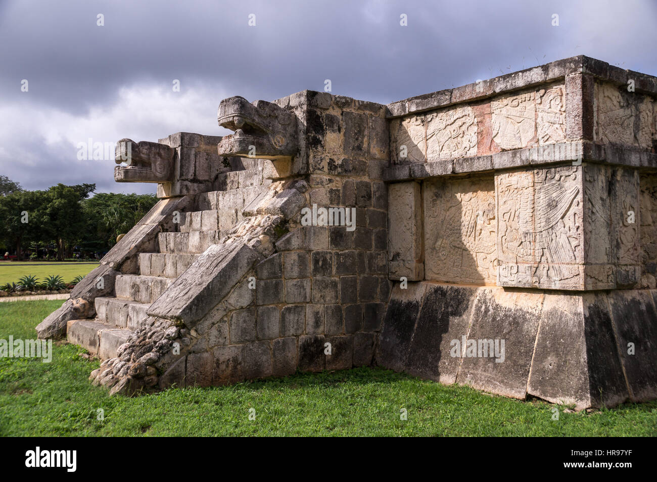Jaguar capi della piattaforma di Venere, le antiche rovine Maya, Chichen Itza sito archeologico, Yucatan, Messico Foto Stock