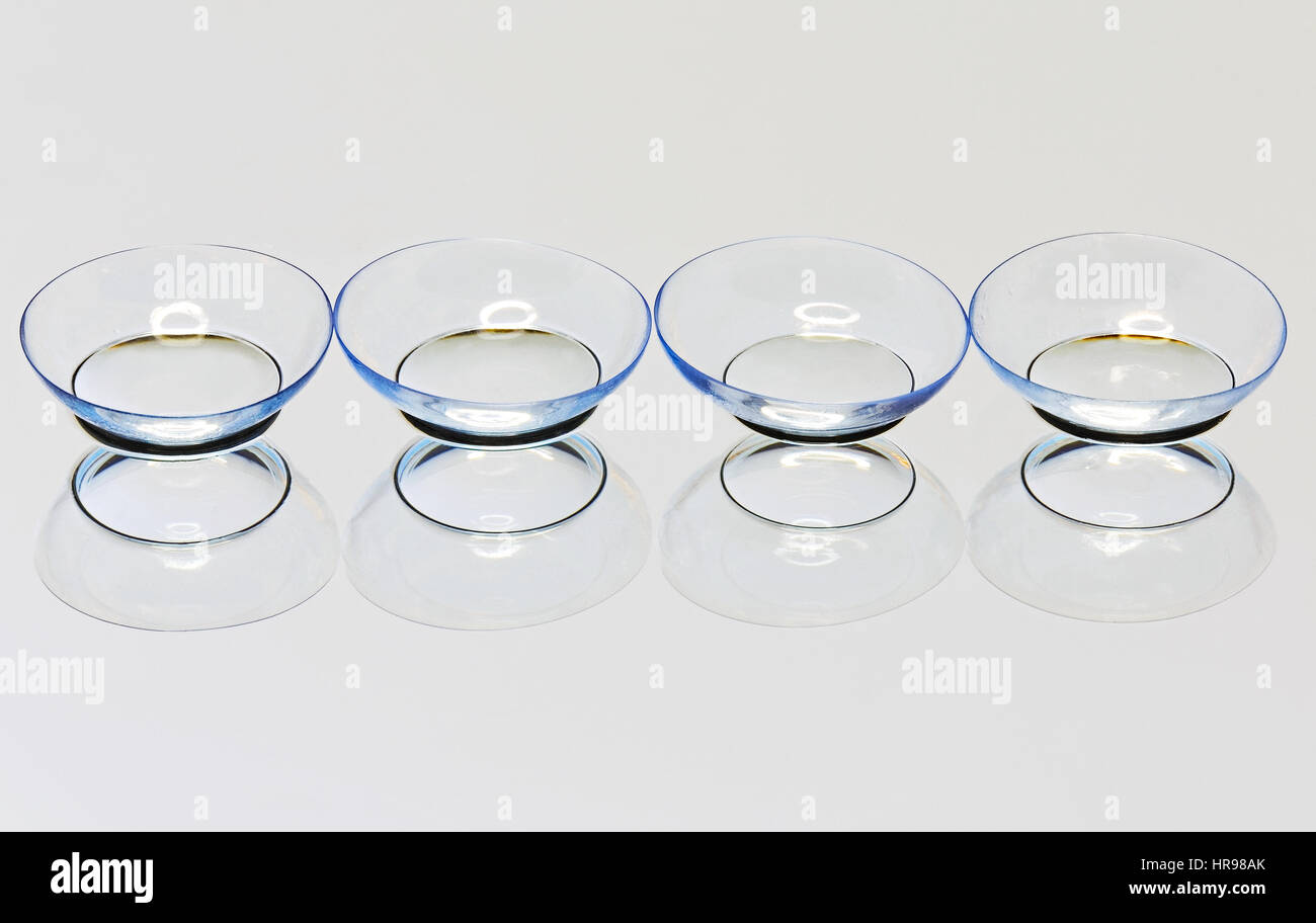Quattro lenti a contatto morbide sulla superficie dello specchio Foto stock  - Alamy