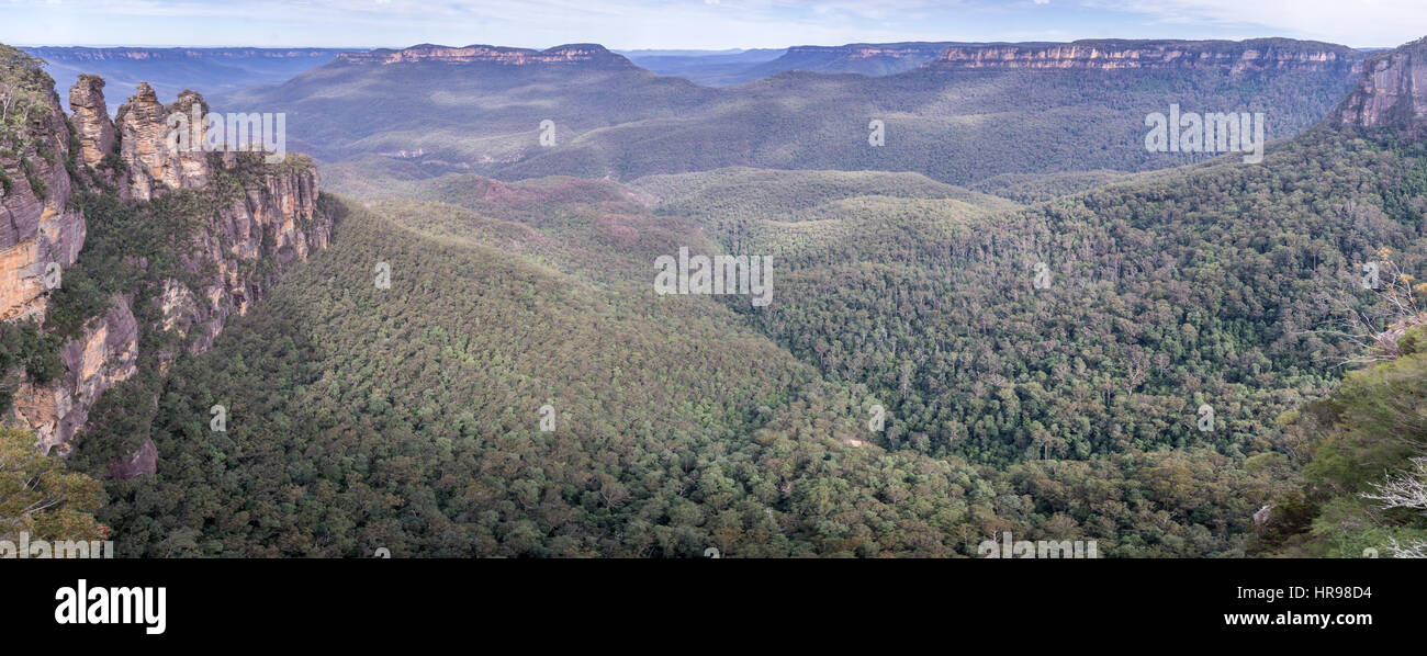 La famosa formazione rocciosa Tre Sorelle nel Parco Nazionale Blue Mountains vicino a Sydney, NSW, Australia Foto Stock