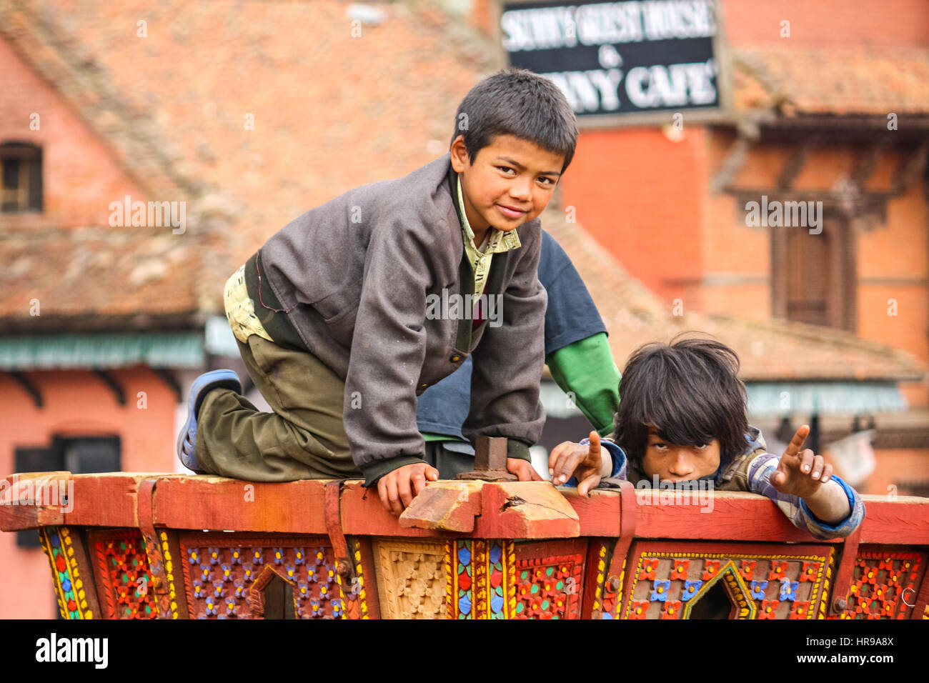 I bambini giocano a Kathmandu in Nepal Foto Stock