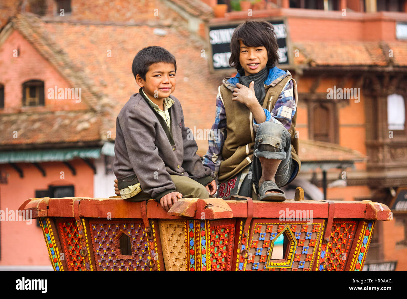 I bambini giocano a Kathmandu in Nepal Foto Stock