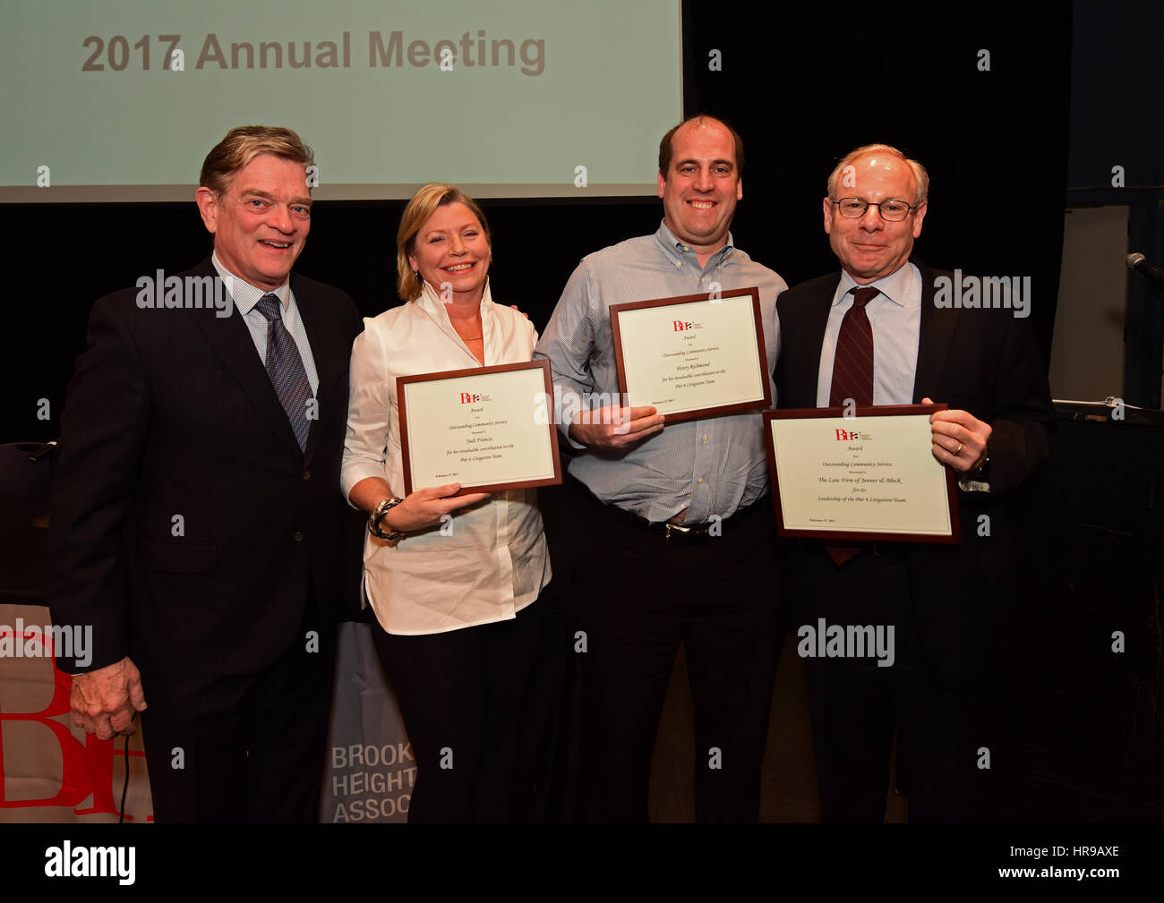 La città di New York, Stati Uniti. Il 27 febbraio, 2017. Presenter Tom Stewart con Pier sei litigators Judi Francesco, Henry Richmond & Richard Ziegler. Il Brooklyn Heights Associazione incontro a San Francesco College ha concluso con la comunità premi per il servizio al Brooklyn Heights attivisti e un panel di discussione dei pro e i contro della proposta Brooklyn-Queens carrello sistema. Credito: Andy Katz/Pacific Press/Alamy Live News Foto Stock