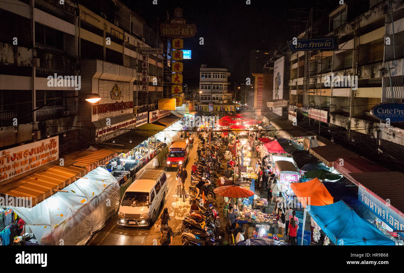 Mercato Warorot (AKA Kad Luang), in Chiang Mai, Thailandia, di notte. Foto Stock