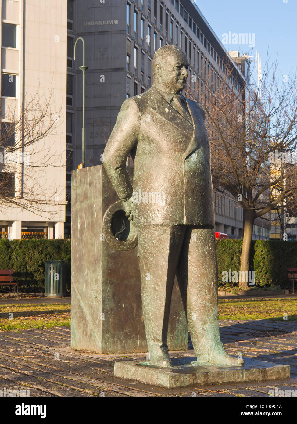 Monumento in onore del tardo Norwegian re Olav V , 'Mann og bauta' dallo scultore Olav Orud nel centro di Oslo Norvegia, vicino alla City Hall Foto Stock