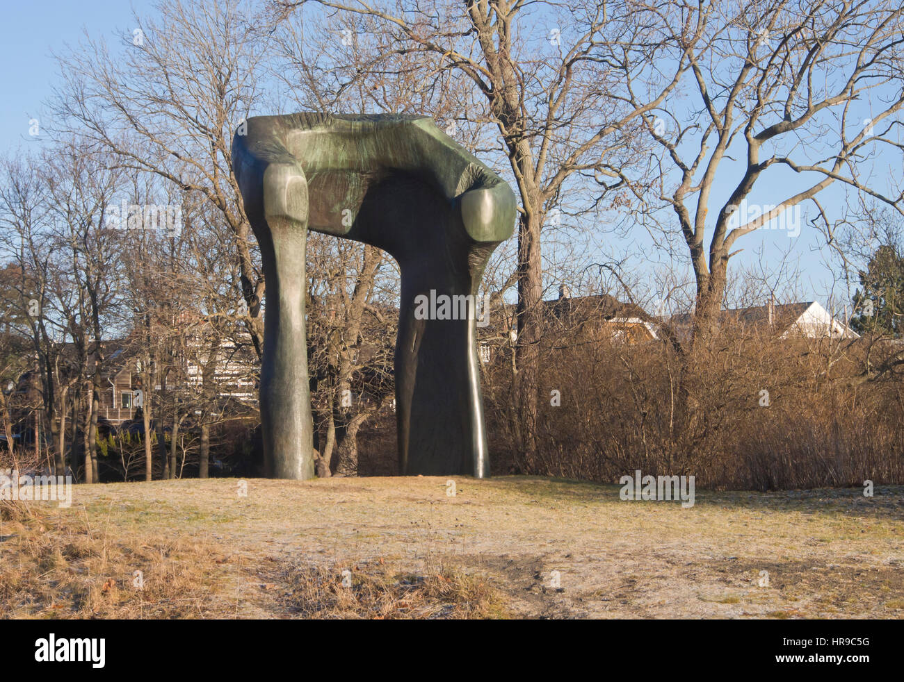 Henry Spencer Moore sculpture grande arcata in Huk park e la spiaggia, Bygdøy un quartiere di Oslo Norvegia Foto Stock