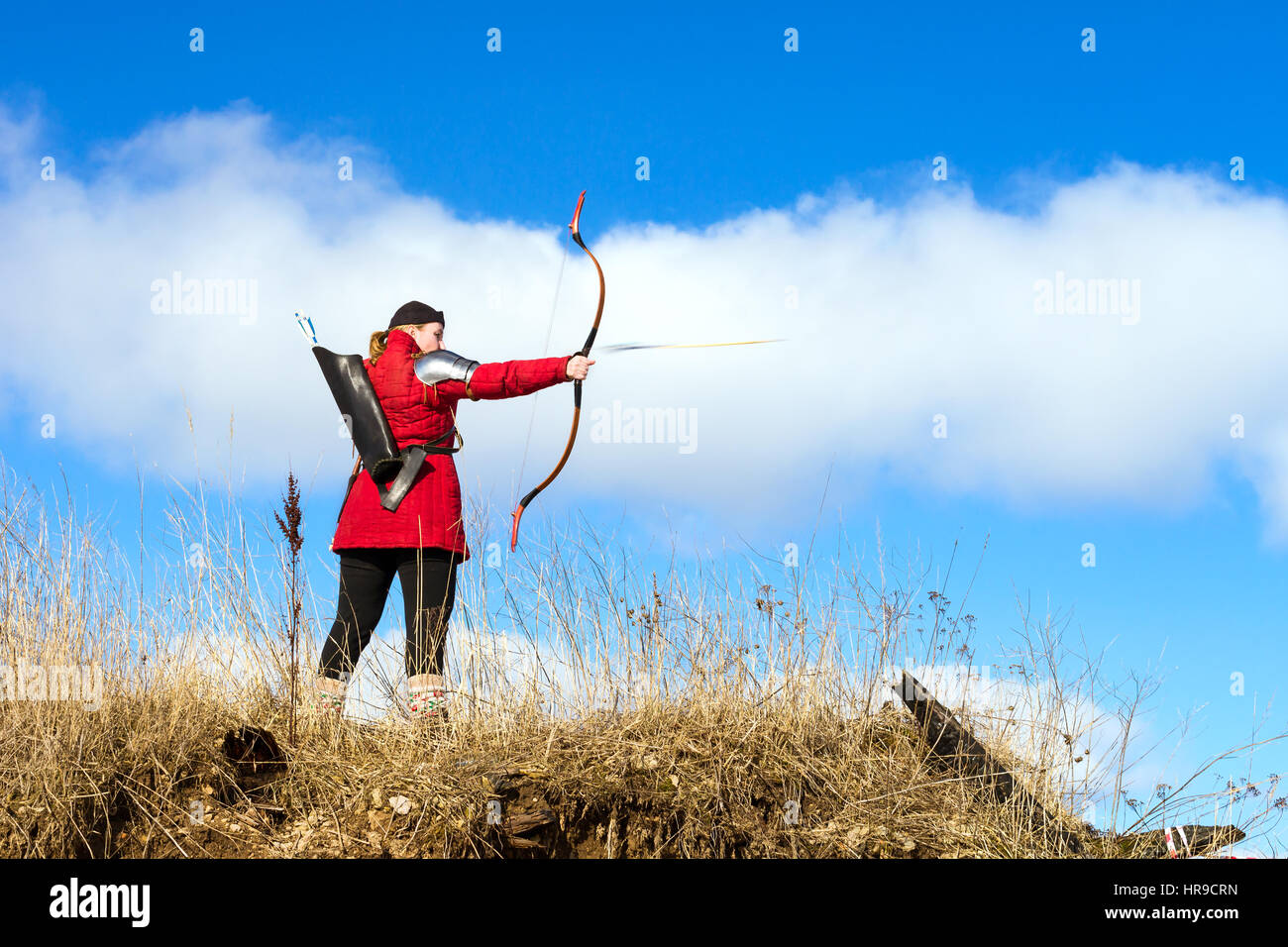 San Pietroburgo, Russia - 13 Marzo 2016: Archer in costume tradizionale spara una freccia al bersaglio. Nazionale di intrattenimento di sport all'aperto. Raggiunto il target Foto Stock