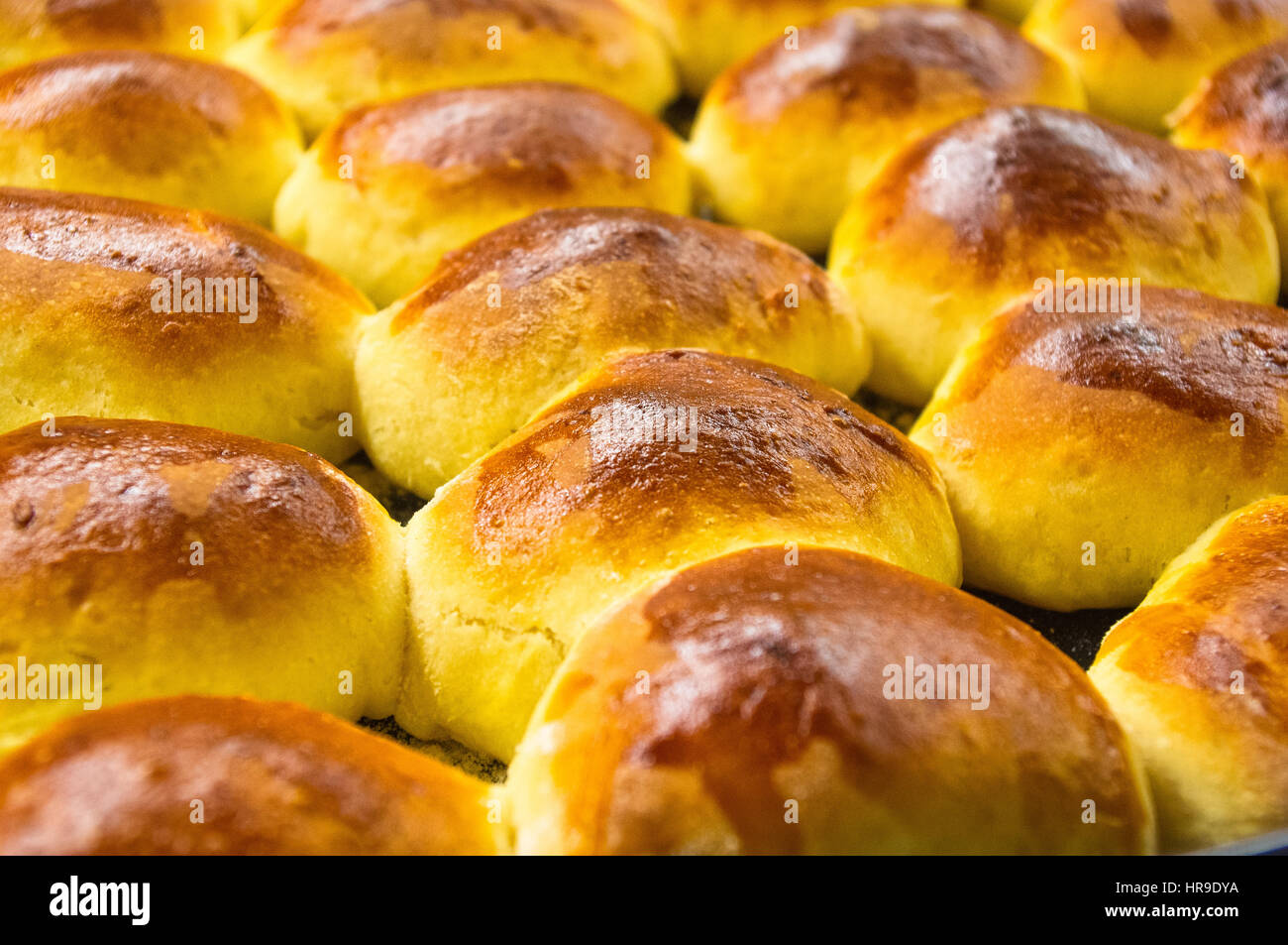 Pane appena sfornato focaccine fatte in casa a mano, preso solo fuori del forno Foto Stock