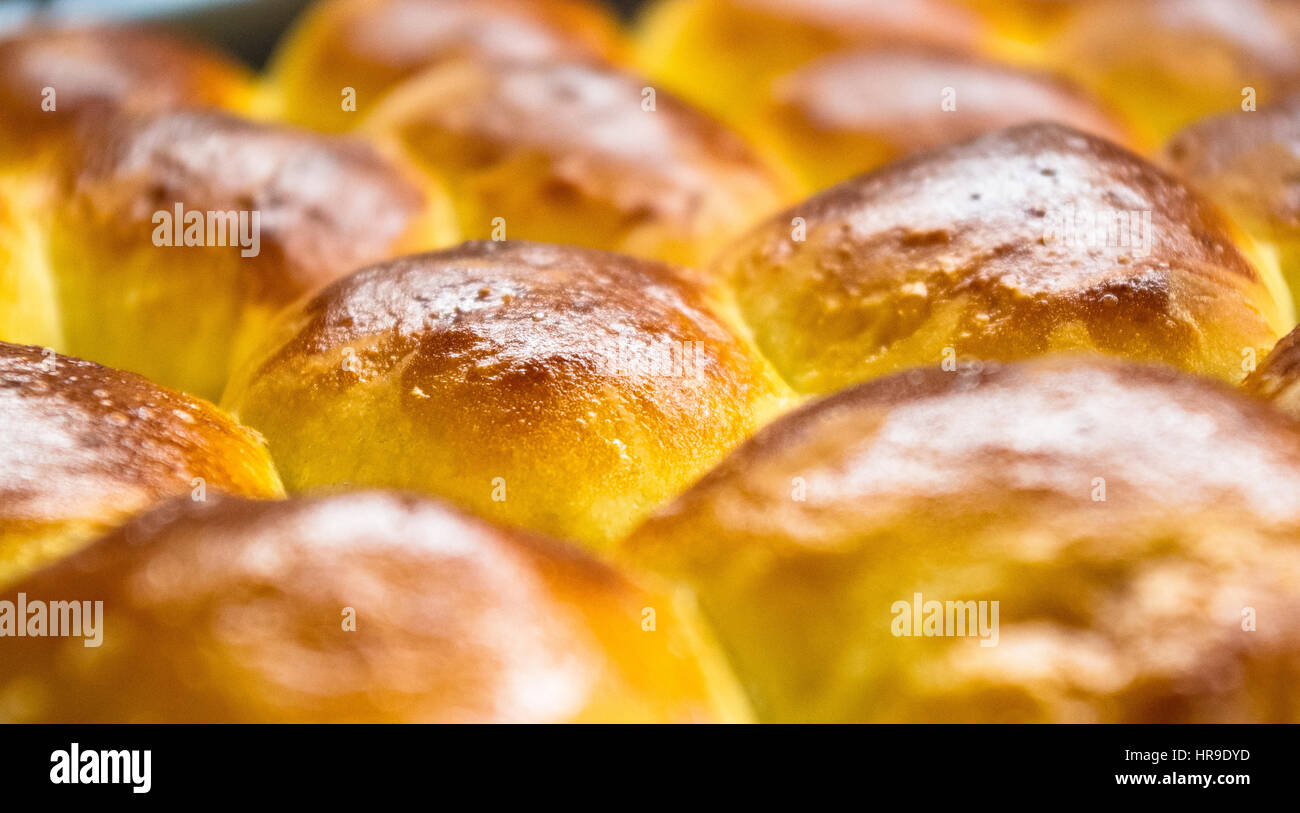 Pane appena sfornato focaccine fatte in casa a mano, preso solo fuori del forno Foto Stock