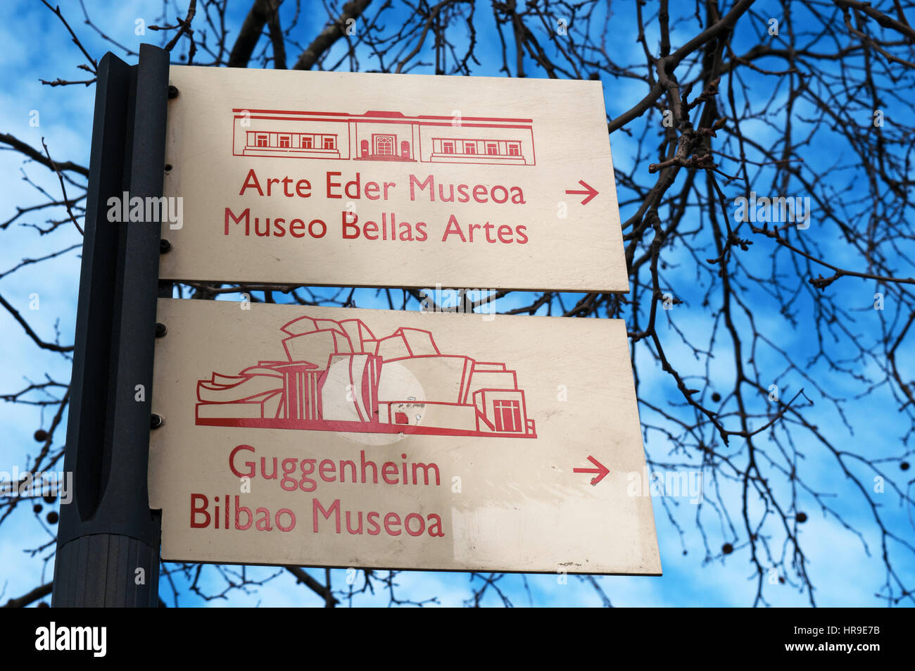 Bilbao, Spagna: le indicazioni per il Museo delle Belle Arti di Bilbao e dal Guggenheim Museum Bilbao Foto Stock