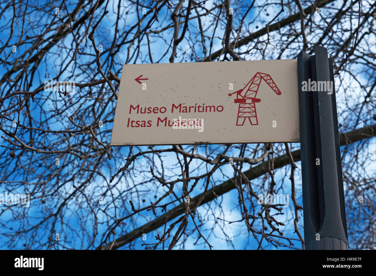 Bilbao, Spagna: il segno per il Museo Maritimo Ria, il Museo Marittimo situato sul lato sinistro del fiume Nervion Foto Stock