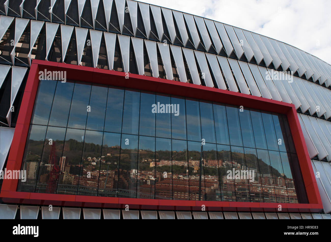 Bilbao: skyline riflessa sullo schermo del Stadio di San Mames, lo stadio di calcio inaugurato nel 2013 e la casa dell'Athletic Bilbao Foto Stock