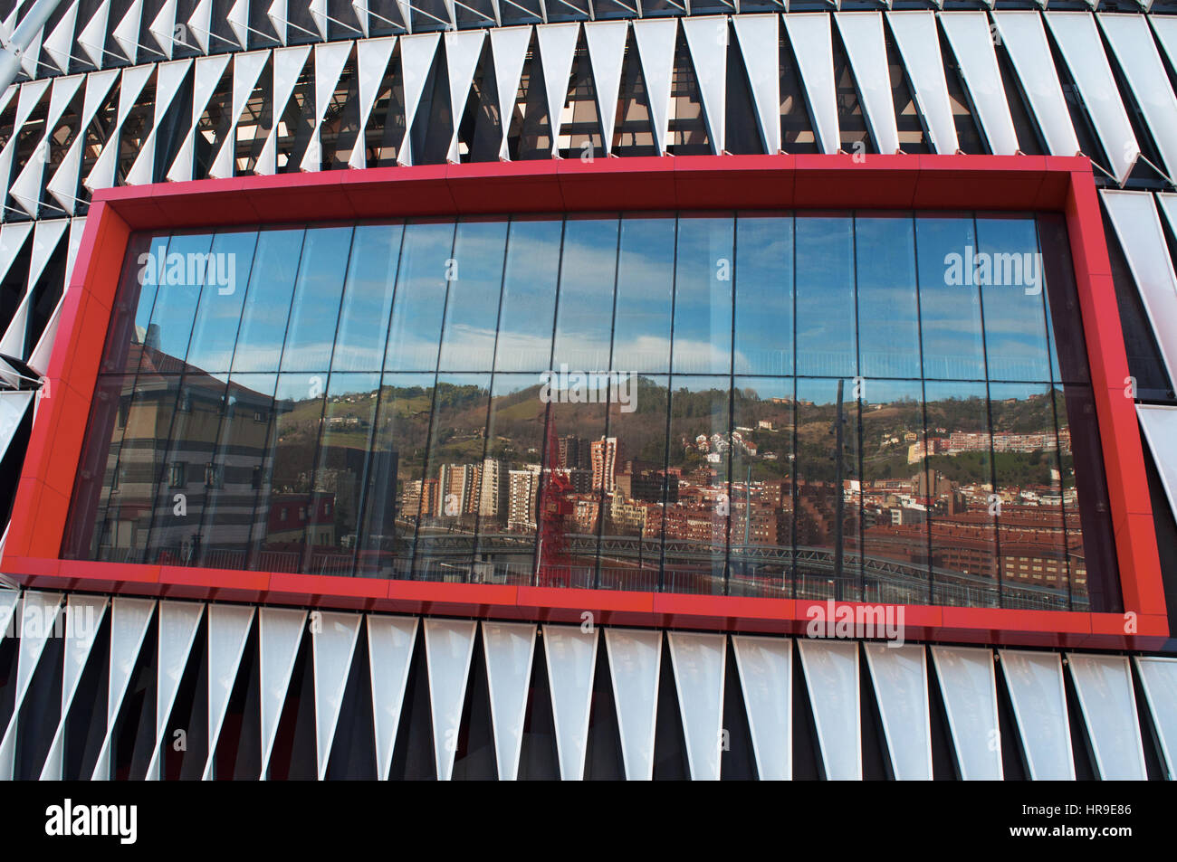 Bilbao: skyline riflessa sullo schermo del Stadio di San Mames, lo stadio di calcio inaugurato nel 2013 e la casa dell'Athletic Bilbao Foto Stock