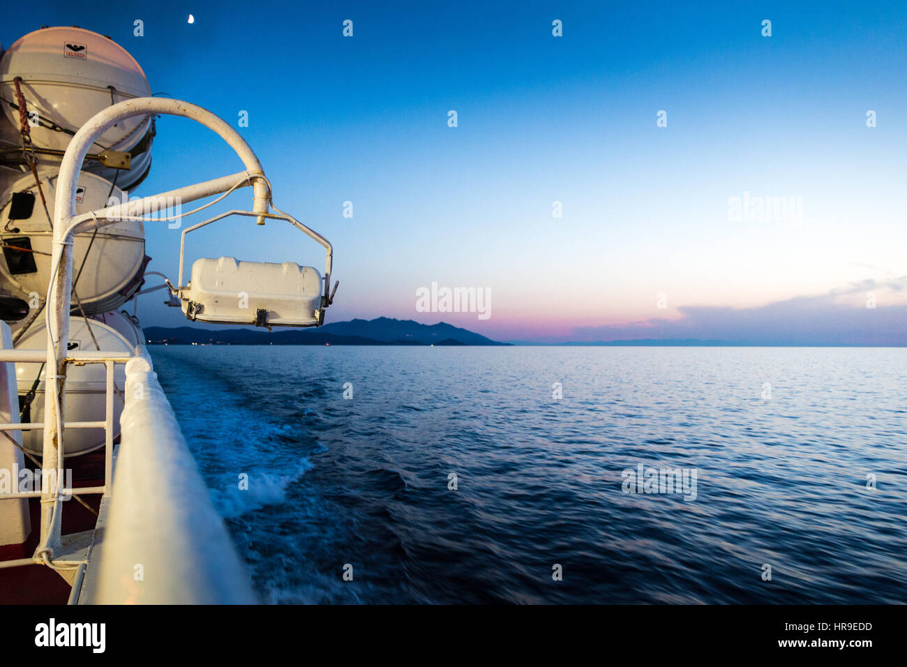 Canale di Piombino incrocio con ferry boat in estate Foto Stock