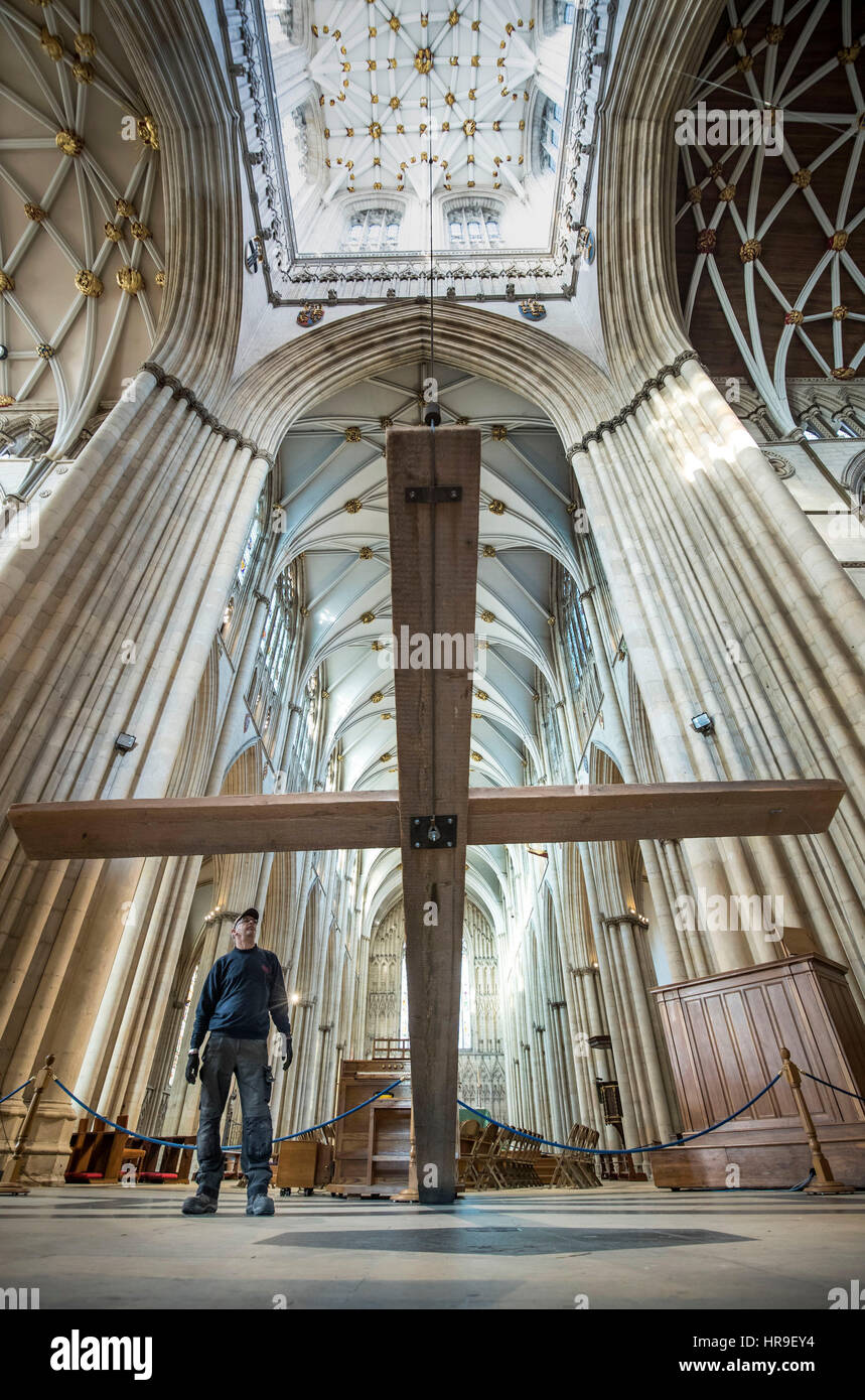 Una grande croce di legno, il simbolo centrale della fede cristiana, prima che esso venga appeso in York Minster a simboleggiare l inizio della Quaresima il Mercoledì delle Ceneri. Foto Stock