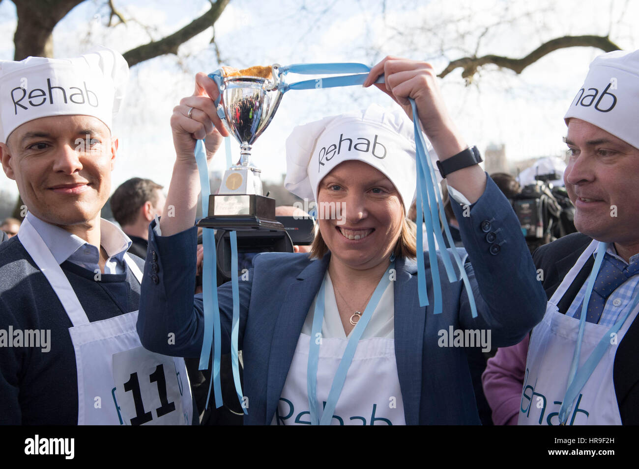 (Da sinistra a destra) MP per Norwich Sud Clive Lewis, ministro dello sport Tracey Crouch e MP per East Worthing e Shoreham Tim Botesdale con il loro trofeo dopo winninng l annuale Rehab Pancake parlamentare gara in cui MPs, Signori e i membri dei media gara ogni altro su pancake giorno per raccogliere fondi per la riabilitazione di carità, nella torre di Victoria Gardens, Londra. Foto Stock