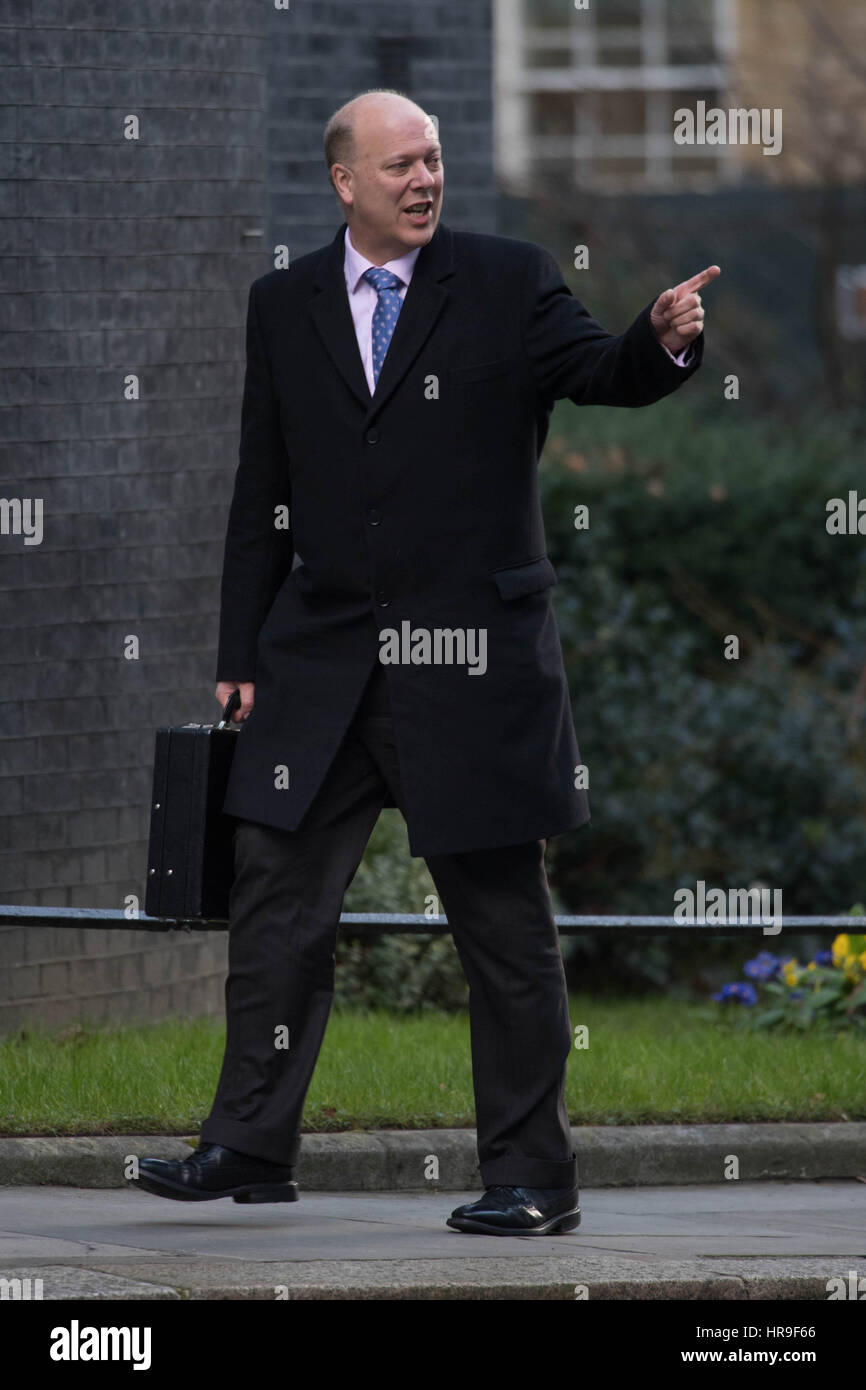 Segretario dei trasporti Chris Grayling arrivando a 10 Downing Street, Londra settimanale per la riunione di gabinetto. Foto Stock