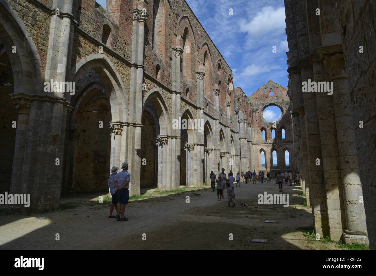 San Galgano, abbandonata abbazia, il luogo divenne famoso per la mancanza di tetto. Oggi attira migliaia di visitatori ogni anno ed è stato anche Foto Stock