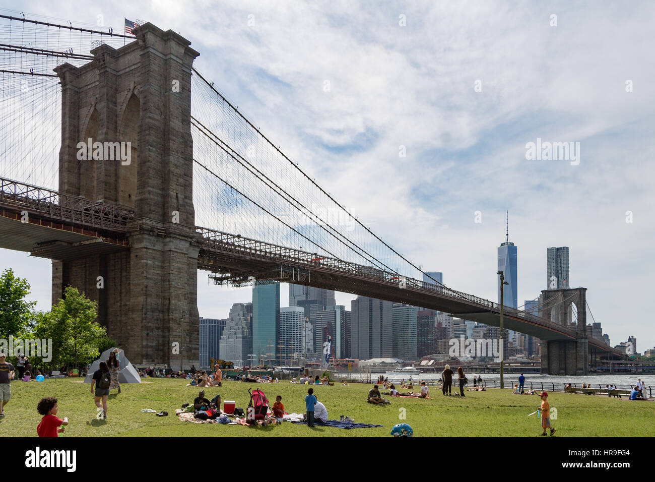 Per coloro che godono di un giorno di estate nel parco con il ponte di Brooklyn in background Foto Stock