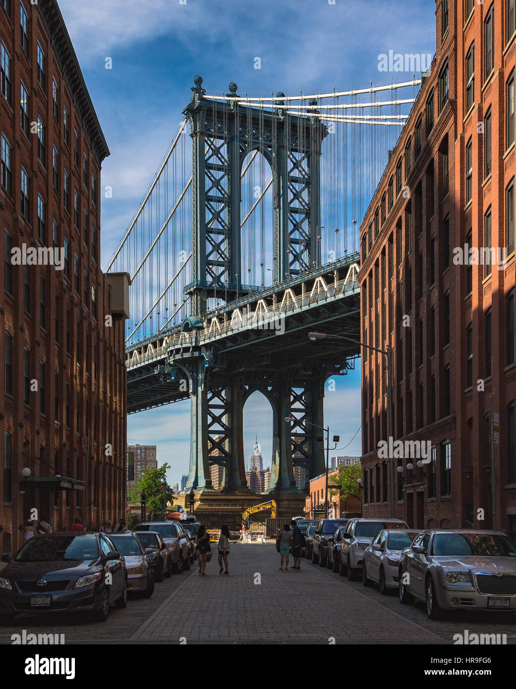 Il Manhattan Bridge tower come visto da DUMBO di Brooklyn Foto Stock