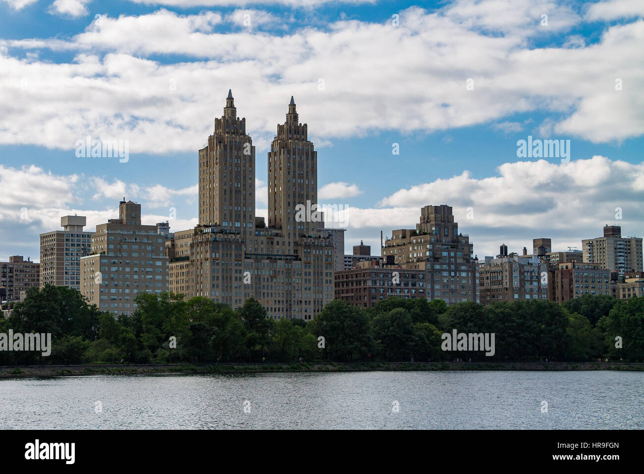 Il San Remo Building come si vede dal Central Park di New York City Foto Stock