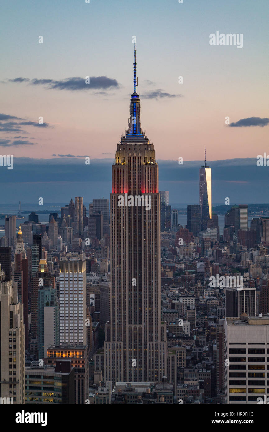 L'Empire State Building e la skyline di New York come visto dalla parte superiore della roccia Foto Stock