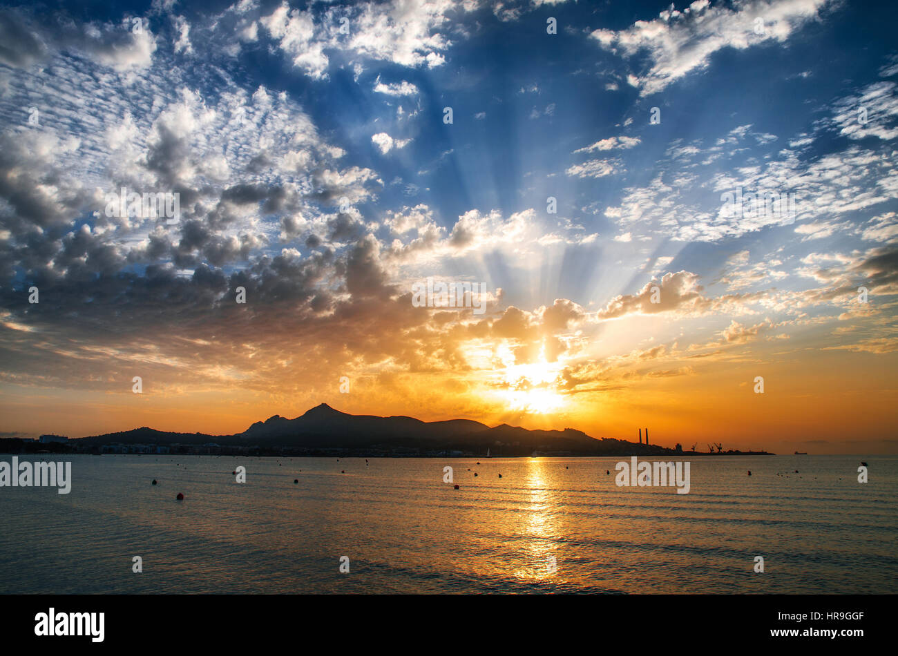 Majorca Puerto de Alcudia beach pier all'alba nella baia di Alcudia maiorca isole baleari Spagna. Sole sorge sulle montagne del mare Foto Stock